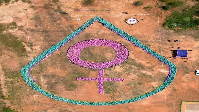 Tirunelveli news Five thousand female students held a world record event for Menstruation is not bad - TNN மாதவிடாய் தீட்டல்ல..! நெல்லையில் ஐந்தாயிரம் மாணவிகள் உலக சாதனை நிகழ்வு நடத்தி அசத்தல்...!