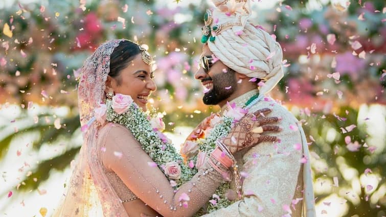 Rakul Preet Singh and Jacky Bhagnani Marriage First photo out know in details Rakul-Jacky Marriage First Photo: 'তুমি আমার, চিরদিনের...' মালাবদল-সিঁদুরদানে পরিণতি পেল রকুলপ্রীত-জ্যাকির ভালবাসা