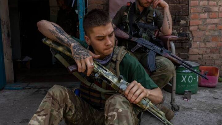 पीड़ित के मुताबिक, उसे नवंबर 2023 में रूस लाया गया. शुरुआत में उन्हें बेसिक हथियार चलाने की ट्रेनिंग दी गई. बाद में उन्हें डोनेट्स्क के पास युद्ध क्षेत्र में तैनात कर दिया गया. यहां उनका कई बार गोलियों से सामना हुआ. इसमें उसके एक साथी की भी मौत हो गई. हालांकि, वह वहां से भागने में सफल रहा. अब उसे भी अपनी जान का खतरा सता रहा है.