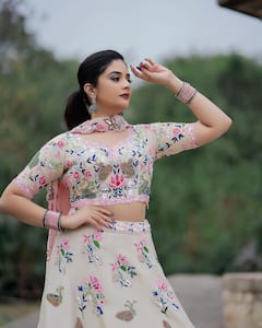 Sreemukhi Photos : పింక్ లెహంగాలో శ్రీముఖి.. డిఫరెంట్​ ఫోజులతో ఆకట్టుకుంటున్న భామ