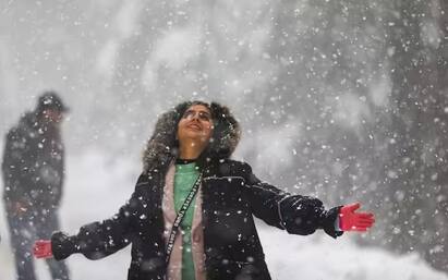 Snowfall in India: લદ્દાખમાં તાજેતરની હિમવર્ષા બાદ પ્રવાસીઓ અને સ્થાનિક લોકોમાં ખુશીની લહેર છે. લદ્દાખમાં ઘણી જગ્યાઓ બરફથી ઢંકાયેલી છે, જેને પ્રવાસીઓ માણી રહ્યા છે.