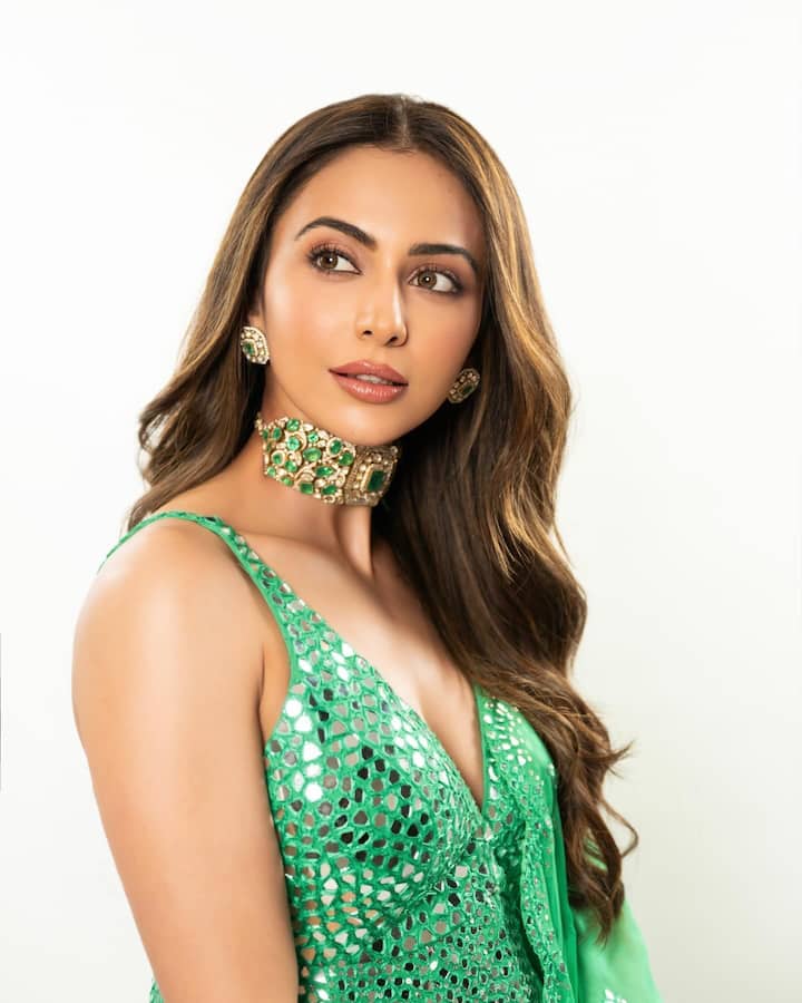 अभिनेत्रीने मॅचिंग नेकपीस आणि न्यूड मेकअपसह तिचा लूक पूर्ण केला आहे. त्याची स्टाइल लोकांना खूप आवडते.(PHOTO:rakulpreet/IG)