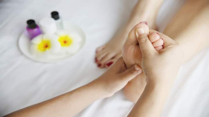 Benefits Of Foot Masaage:आज आपको इस खबर में बताते हैं कि फुट मसाज आखिर क्यों फायदेमंद है और मसाज के लिए आपको किन तेलों का इस्तेमाल करना चाहिए.