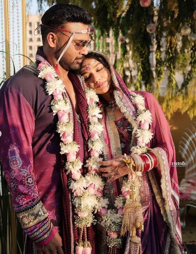 ਇਸ ਤੋਂ ਬਾਅਦ ਅਦਾਕਾਰਾ ਦੀ ਹਲਦੀ ਦੀ ਰਸਮ 20 ਫਰਵਰੀ ਨੂੰ ਸਵੇਰੇ ਹੋਈ। ਇਸ ਈਵੈਂਟ 'ਚ ਦਿਵਿਆ ਦੀ ਬੇਹੱਦ ਅਨੋਖੀ ਸਜਾਵਟ ਦੇਖਣ ਨੂੰ ਮਿਲੀ ਜਿਸ ਨੇ ਸਾਰਿਆਂ ਦਾ ਧਿਆਨ ਆਪਣੇ ਵੱਲ ਖਿੱਚ ਲਿਆ।