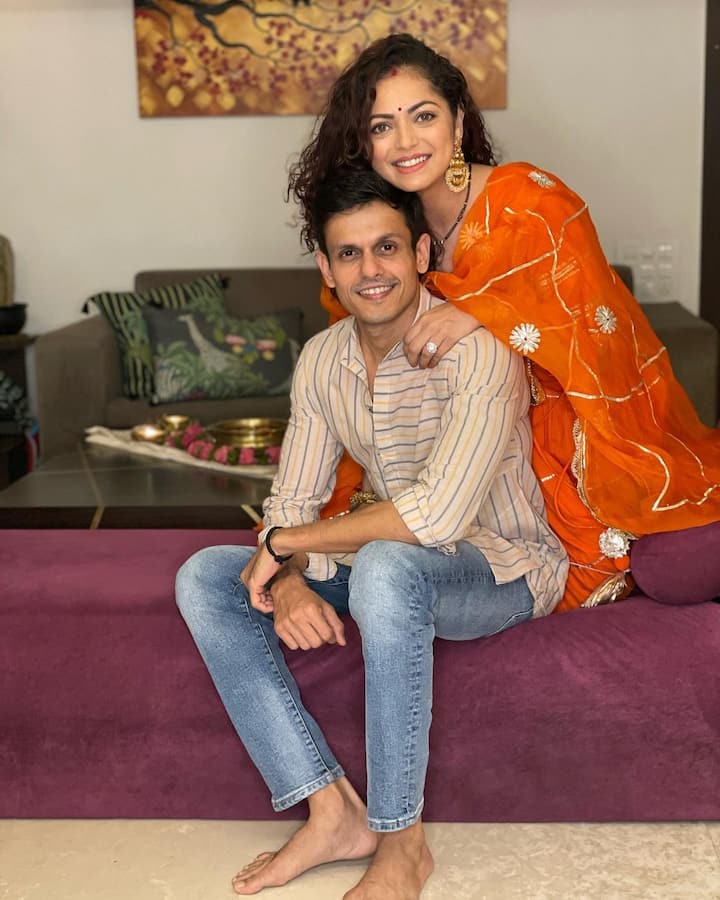 दृष्टि धामी काम के साथ ही अपने पति नीरज के साथ एक हैप्पी मेरिड लाइफ एंजॉय कर रही हैं. वहीं, आज कपल अपनी शादी की 9वीं सालगिराह मना रहे हैं.
