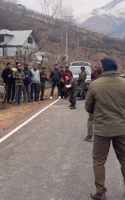 अपने बीच दुनिया के महानतम बल्लेबाजों में से एक रहे सचिन को देखकर युवा बेहद उत्साहित थे.सचिन ने इस दौरान 9 गेंदें खेलीं.