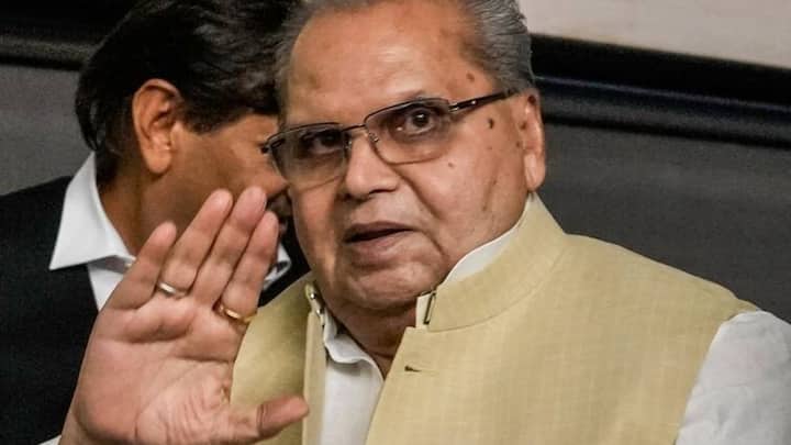 सत्यपाल मलिक ने पुलवामा हमले के लिए पीएम मोदी की सरकार को जिम्मेदार ठहराया था. उन्होंने कहा था कि 2019 में हुआ हमला सीआरपीएफ और गृह मंत्रालय की लापरवाही की वजह से हुआ. उन्होंने कहा था कि सरकार से सीआरपीएफ ने विमान मांगे थे, लेकिन उसने देने से इनकार कर दिया. इसका फायदा उठाकर आतंकियों ने हमला किया.
