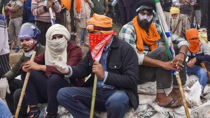 किसानों ने भी हरियाणा पुलिस और अर्धसैनिक बलों की कार्रवाई से बचने के लिए तरीके निकाल लिए हैं. किसानों को आंसू गैस से बचने के लिए सेफ्टी ग्लास, क्रीम, ईयरफोन और रुमाल का इस्तेमाल करते हुए देखा गया है.