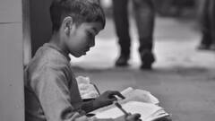 दिल्ली के फुटपाथ पर पढ़ाई के साथ काम करते इस बच्चे की कहानी सुनकर पिघल जाएगा आपका दिल,​ यहां देखें पूरी वीडियो