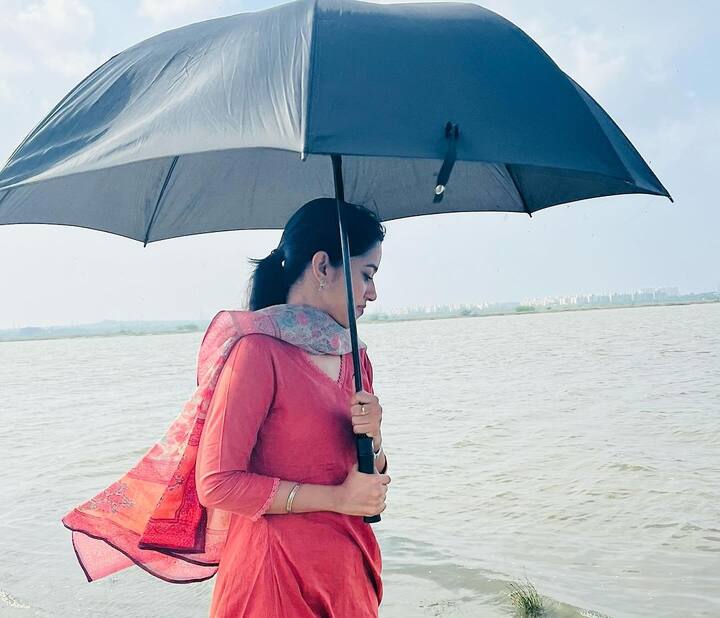 இப்பாடலின் மேக்கிங் சமயத்தில் எடுத்த புகைப்படங்களை பகிர்ந்துள்ளார் மிருணாளினி ரவி.