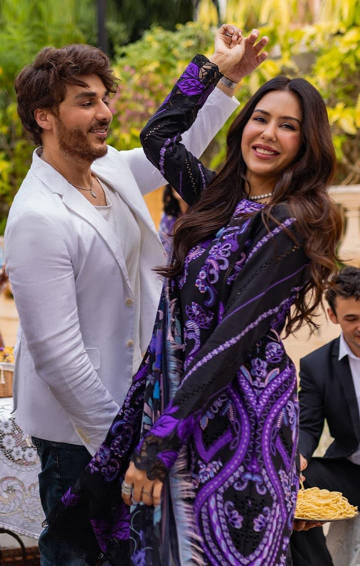 ਕਈ ਲੋਕ ਇਨ੍ਹਾਂ ਦੋਵਾਂ ਨੂੰ ਕੱਪਲ ਸਮਝ ਰਹੇ ਹਨ, ਤਾਂ ਅਸੀਂ ਤੁਹਾਨੂੰ ਦੱਸ ਦਈਏ ਕਿ ਅਜਿਹੀ ਕੋਈ ਗੱਲ ਨਹੀਂ ਹੈ। ਇਹ ਸਿਰਫ ਇੱਕ ਸਾਧਾਰਨ ਫੋਟੋਸ਼ੂਟ ਹੈ।