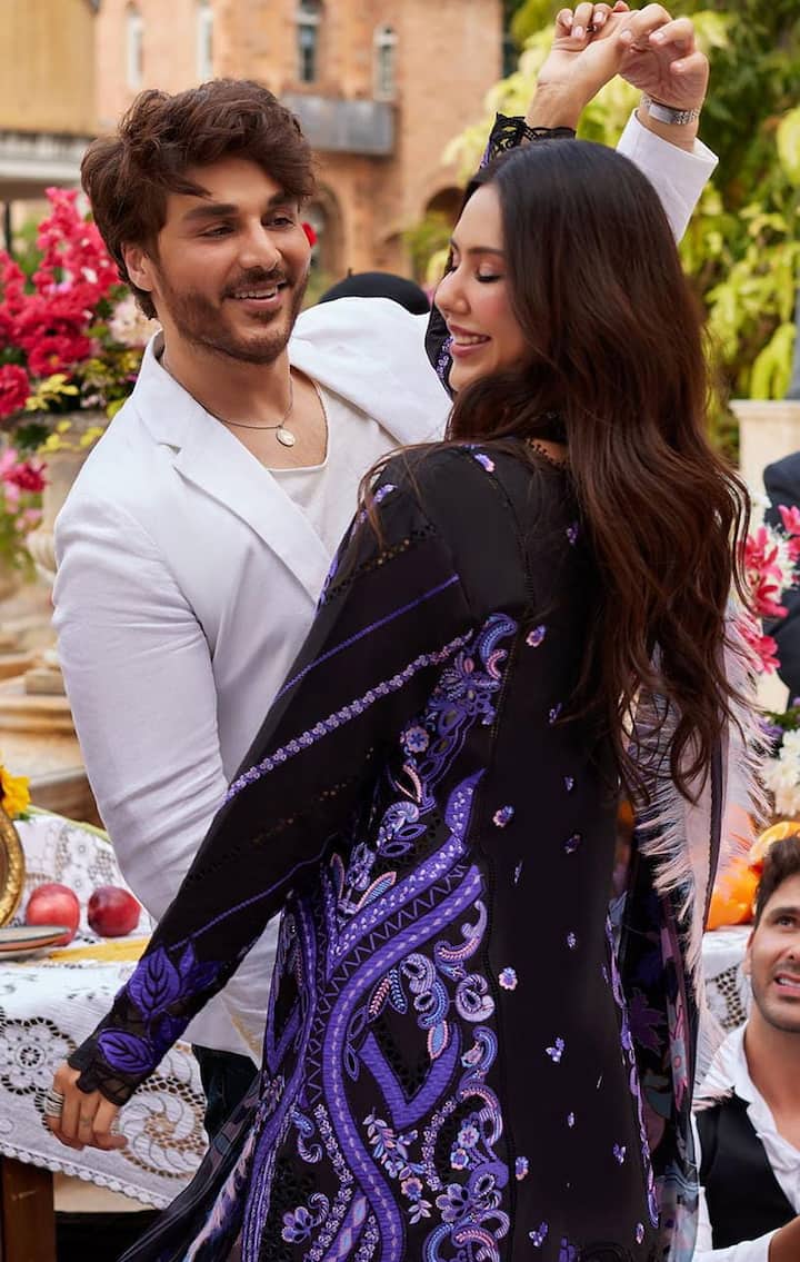 ਹਾਲ ਹੀ 'ਚ ਸੋਨਮ ਬਾਜਵਾ ਨੇ ਪਾਕਿ ਬਰਾਂਡ ਲਈ ਸੂਟ ਪਹਿਨ ਕੇ ਕਈ ਪੋਜ਼ ਦਿੱਤੇ, ਜਿਨ੍ਹਾਂ ਵਿੱਚ ਇਹ ਐਕਟਰ ਵੀ ਉਸ ਦੇ ਨਾਲ ਨਜ਼ਰ ਆਇਆ।