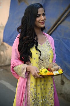 ट्रेडिशनल लुक और हाथों में पूजा की थाली..मौत की झूठी खबर फैलाने के बाद पहली बार पब्लिकली स्पॉट हुईं पूनम पांडे, देखिए तस्वीरें