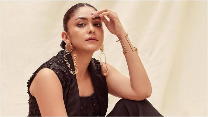 Mrunal Thakur: చీరలో సంప్రదాయబద్దంగా కనిపించడంతో పాటు మోడ్రన్ డ్రెస్సుల్లో కుర్రకారుకు సెగలు పుట్టిస్తుంది. తరచూ మోడ్రన్‌, ట్రెండీ వేర్‌లో ఫొటోలకు ఫోజులు ఇస్తుంది..