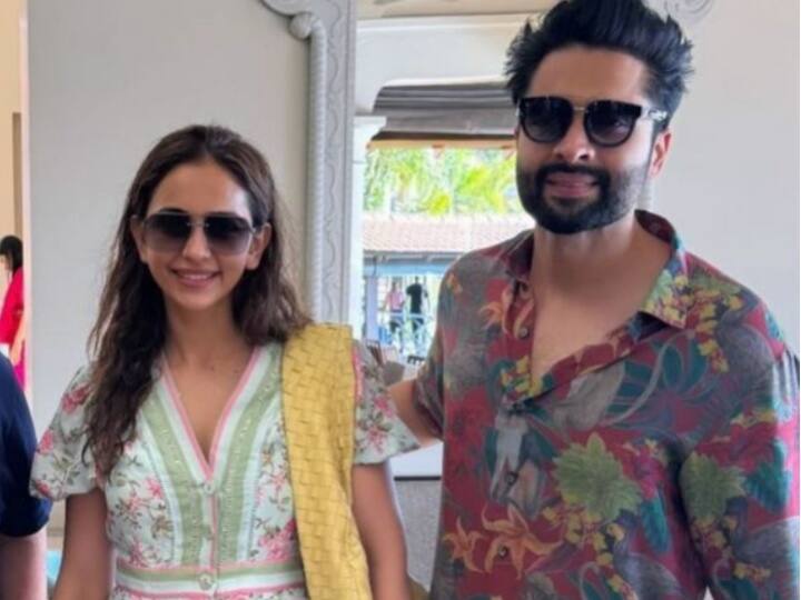 Rakul- Jackky Wedding: शादी के बाद शॉर्ट्स पहने सुपर कूल लुक में दिखीं जैकी भगनानी की दुल्हनिया रकुल, सामने आई कपल की पहली तस्वीरें