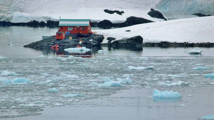 যদিও এই দাবি উড়িয়ে দিয়েছে আমেরিকা। আমেরিকার বিদেশ বিভাগের মুখপাত্র বলেন, “কাতারে ইরানের যে অর্থ রয়েছে, তা আন্টার্কটিকায় ব্যবহারের কাজে ব্যবহার করা যাবে না। মানবিক পণ্য, খাবার, ওষুধ, চিকিৎসা সরঞ্জাম এবং কৃষিজাত পণ্য কিনতেই ওই টাকা ব্যবহার করতে পারবে ইরান।” ছবি: পিক্সাবে।