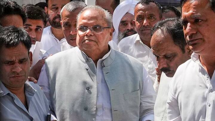 पूर्व राज्यपाल मलिक ने पीएम मोदी पर हमला बोलते हुए उन्हें एक बार घमंडी इंसान बता दिया था. उन्होंने कहा था कि मैं अपने जेब में इस्तीफा रखकर प्रधानमंत्री से मिलने गया, लेकिन पांच मिनट में मेरा उनसे झगड़ा हो गया. मैंने उनसे किसानों से बात करने के लिए कहा था. इस पर उन्होंने कहा था कि किसानों को पड़े रहने दो, वो खुद चले जाएंगे.