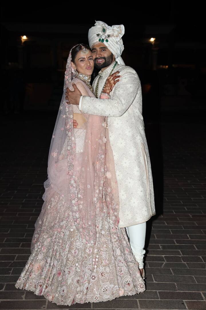 तरुण ताहिलियानी यांनी सांगितले की, रकुलच्या लेहेंग्यात आकर्षक हॅन्ड वर्क आहे. (photo: manavmanglani)