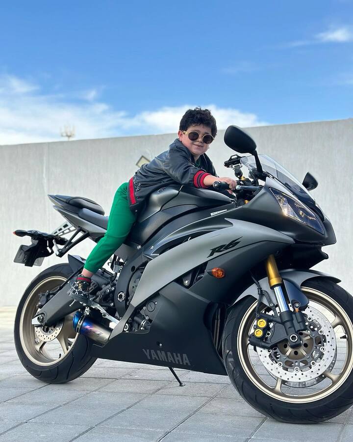 महज 20 साल की उम्र में अब्दू रोजिक का दुबई में बड़े शान-ओ-शौकत से रहते हैं. जहां उनका आलीशान महल जैसा घर है.