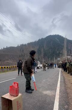 Sachin Tendulkar :  'काश्मीर'च्या गुलाबी थंडीमध्ये 'सचिन'ची उलट्या बॅटने धुलाई!