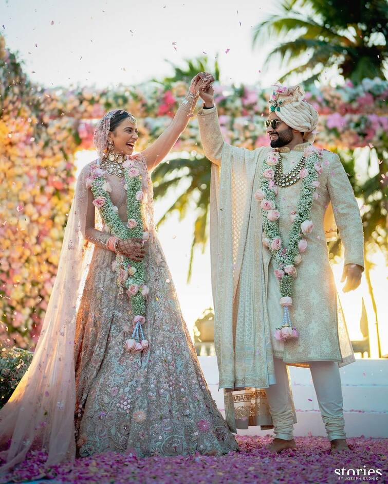 Rakul- Jackky Wedding: शादी के बाद शॉर्ट्स पहने सुपर कूल लुक में दिखीं जैकी भगनानी की दुल्हनिया रकुल, सामने आई कपल की पहली तस्वीरें