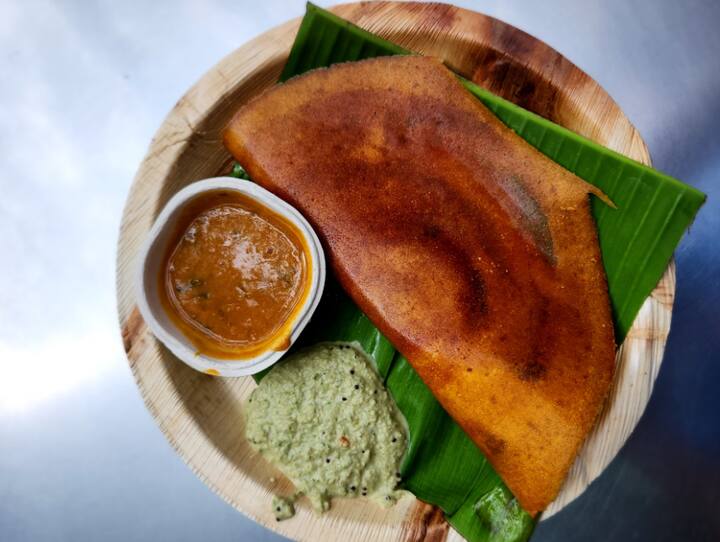 பிறகு மாவை கலந்து தேவையான அளவு தண்ணீர் ஊற்றி கலந்து மாவை கரைத்து கொள்ளவும். பின்பு உப்பு மற்றும் சீரகம் சேர்த்து கலந்துவிடவும்.