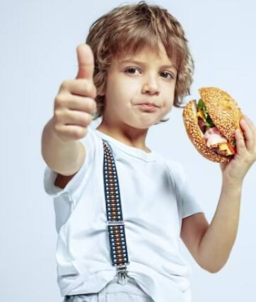 ਬੱਚਿਆਂ ਦੀ ਖੁਰਾਕ ਵਿੱਚ ਅਚਾਨਕ ਬਦਲਾਅ ਕਰਨਾ ਥੋੜ੍ਹਾ ਮੁਸ਼ਕਲ ਹੁੰਦਾ ਹੈ। ਅਜਿਹੇ 'ਚ ਬੱਚਿਆਂ ਨੂੰ ਹੌਲੀ-ਹੌਲੀ ਸਿਹਤਮੰਦ ਭੋਜਨ ਖਾਣ ਦੀ ਆਦਤ ਪਾਉਣੀ ਚਾਹੀਦੀ ਹੈ। ਤਾਂ ਜੋ ਸਹੀ ਮਾਤਰਾ ਵਿੱਚ ਪੋਸ਼ਕ ਤੱਤ ਮਿਲ ਸਕਣ।