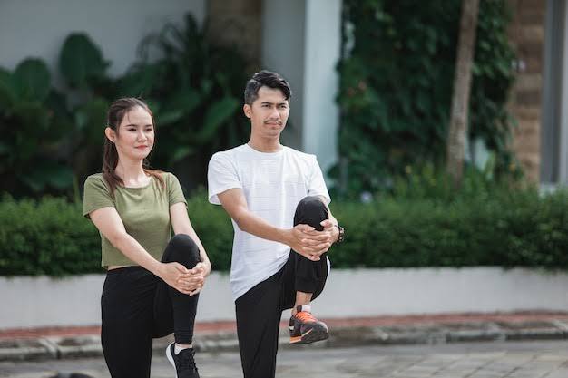 वॉर्मअप करना न भूलें मॉर्निंग वॉक से पहले वॉर्म अप सबसे ज्यादा जरूरी माना जाता है. इससे शरीर वॉक के लिए तैयार होता है और मांसपेशियां सही ढंग से काम करने लगती हैं. मेडिकल साइंस के मुताबिक, वॉक से पहले 5-10 मिनट का वॉर्मअप जरूरी होता है. इससे वॉक बेहतर होगी और सेहत सुरक्षित और स्वस्थ होगी.