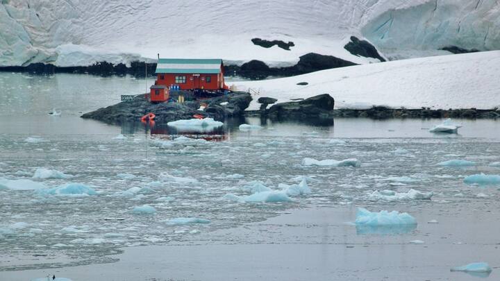 ১৯৫৯ সালে আন্টার্কটিকা চুক্তি স্বাক্ষরিত হয়, যাতে স্বাক্ষর করে ১২টি দেশ। ওই চুক্তি অনুযায়ী, আন্টার্কটিকায় বৈজ্ঞানিক গবেষণার অধিকার রয়েছে সব দেশের। আন্টার্কটিকার শান্তি রক্ষার কথাও উল্লেখ ছিল চুক্তিতে। ছবি: পিক্সাবে।