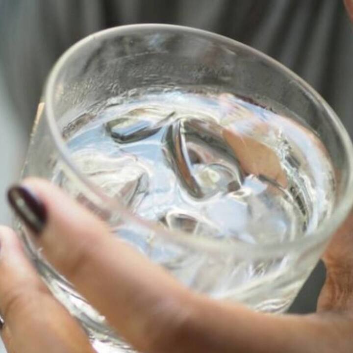 ਠੰਡਾ ਪਾਣੀ ਪੀਣ ਨਾਲ ਕਈ ਸਮੱਸਿਆਵਾਂ ਹੋ ਸਕਦੀਆਂ ਹਨ। ਆਓ ਜਾਣਦੇ ਹਾਂ ਠੰਡਾ ਪਾਣੀ ਪੀਣ ਨਾਲ ਸਾਡੀ ਸਿਹਤ ਨੂੰ ਕੀ ਨੁਕਸਾਨ ਹੋ ਸਕਦਾ ਹੈ।