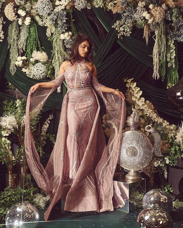 మొదట్లో ఓ మీడియా సంస్థలో పలు వీడియోలు చేసి.. తర్వాత సొంతంగా యూట్యూబ్ ఛానల్ పెట్టి బాగా పేరు తెచ్చుకుంది. ఛానల్ పేరునే ఇంటి పేరు అనే రేంజ్లో వీడియోలు చేసింది. అలా అలేఖ్య హారిక కాస్త దేత్తడి హారికగా మారిపోయింది.(Images Source : Instagram/Alekhya Harika)