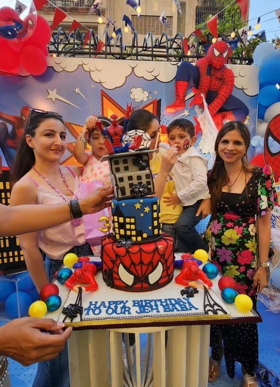 वहीं एक अन्य तस्वीर में करीना अपनी दोनों ननद के साथ कैमरे में पोज देती नजर आ रही हैं.