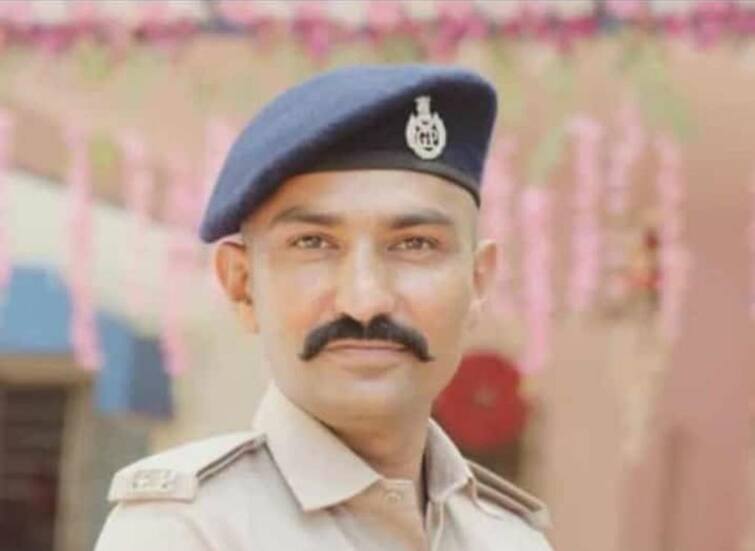 A 32-year-old constable working at Chalala Police Station died of a heart attack ચલાલા પોલીસ સ્ટેશનમાં ફરજ બજાવતા 32 વર્ષીય કોન્સ્ટેબલનું હાર્ટ એટેકથી મોત