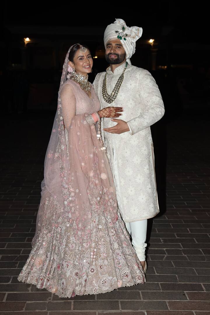 दोघांनी दोन रितीरिवाजानुसार लग्न केले. आधी रकुल आणि जॅकीचे शीख परंपरेनुसार लग्न झाले आणि त्यानंतर सिंधी रितीरिवाजांनुसार दोघांनी सात फेरे घेतले. (photo: manavmanglani)