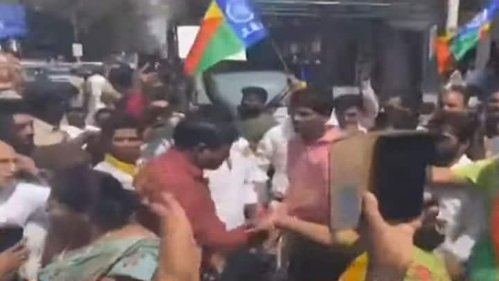vanchit bahujan aghadi party workers get angry over BMC demolish party office in Kurla Chunabhatti कार्यालय पाडल्याने राडा, वंचितचे मुंबईभरातील कार्यकर्ते कुर्ल्यात जमायला सुरुवात, तणाव वाढल्याने पोलिसांनी फोर्स मागवली