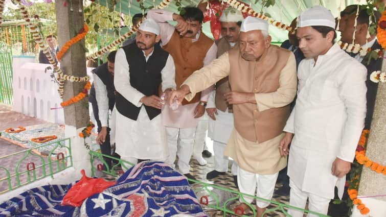 Chief Minister Nitish Kumar covered tomb of Sufi saint in Maner Sharif ann Nitish Kumar: CM नीतीश ने मनेर शरीफ सूफी संत की मजार पर की चादरपोशी, अमन-चैन की मांगी दुआ