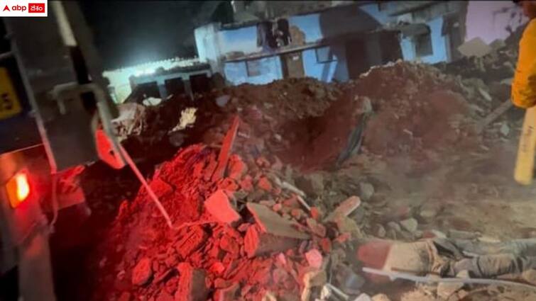 man died after demolition of building in hyderabad Hyderabad News: వ్యక్తి ఇంట్లో ఉండగా కూల్చివేత - అక్కడికక్కడే మృతి, హైదరాబాద్ లో ఘటన