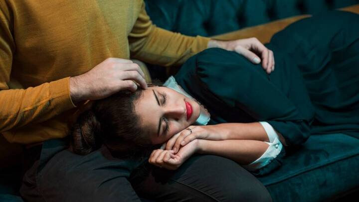 कई बार ऐसा होता है कि कपल्स के बीच में पर्सनल स्पेस बेहद जरूरी होत है. तो ऐसी स्थिति में वह खुद के साथ कुछ वक्त बिताना चाहते हैं. ऐसे में जब वह अकेले सोते हैं तो उन्हें काफी अच्छा फिल होता है.