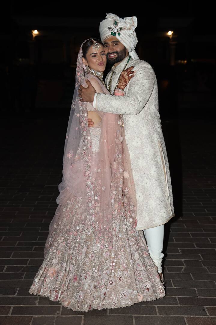 या पेस्टल रंगाच्या लेहेंग्यात पूर्ण हँडवर्क होता. (photo: manavmanglani)