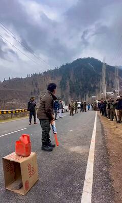 Kashmir: श्रीनगर में सचिन तेंदुलकर ने डल झील में की शिकारा की सवारी, खेला गली क्रिकेट, देखें तस्वीरें