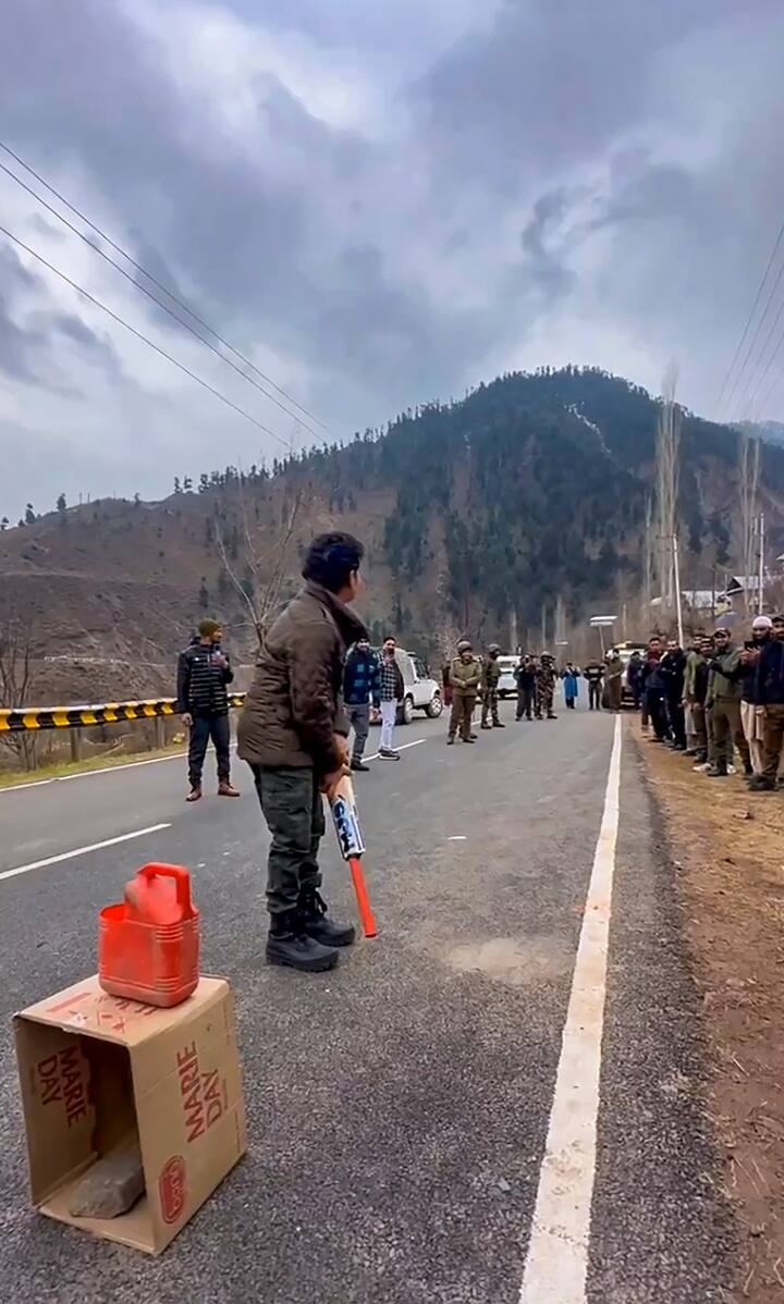 सचिन ने सड़क पर युवाओं को क्रिकेट खेलते देखा और अपनी गाड़ी रोक दी. इसके बाद नीचे उतरे और युवाओं के बीच पहुंच गए.