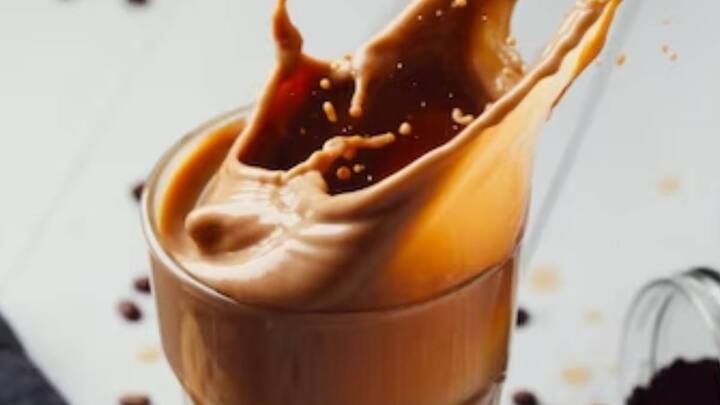 एक दिन में इतना कप पिएं कॉफी:एक सर्वे के मुताबिक दिन में 200ग्राम या उससे भी कम कॉफी पिएं. 300ग्राम कॉफी 2 कप के बराबर होता है. अगर आप ज्यादा कॉफी पिएंगे तो आपके शरीर को कई गंभीर बीमारी घेर सकती है.