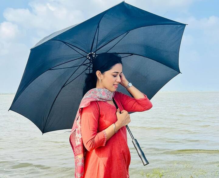 தற்போது நடிகர் விஜய் ஆண்டனி ஜோடியாக 'ரோமியோ' படத்தில் நடித்துள்ளார்.