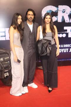 Crakkk Screening Pics: ‘क्रेक’ की स्क्रीनिंग में अर्जुन रामपाल ने बेटियों और गर्लफ्रेंड संग ली एंट्री...डेशिंग लुक में दिखे इमरान हाशमी, देखें तस्वीरें