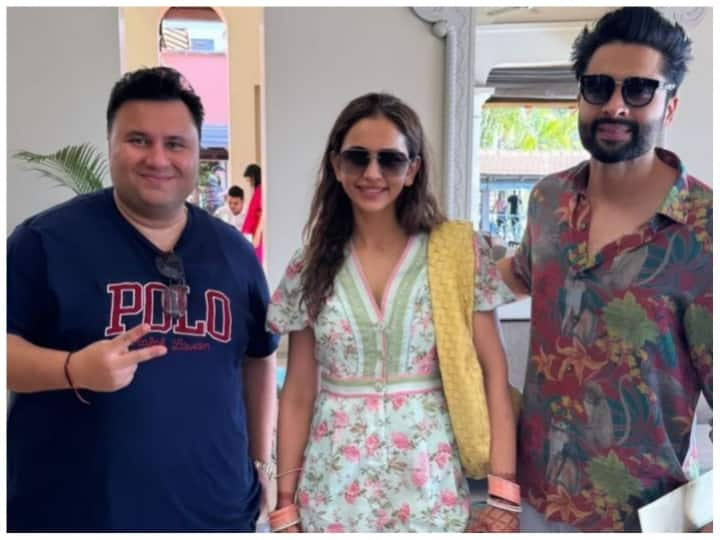 Rakul- Jackky Wedding: शादी के बाद शॉर्ट्स पहने सुपर कूल लुक में दिखीं जैकी भगनानी की दुल्हनिया रकुल, सामने आई कपल की पहली तस्वीरें