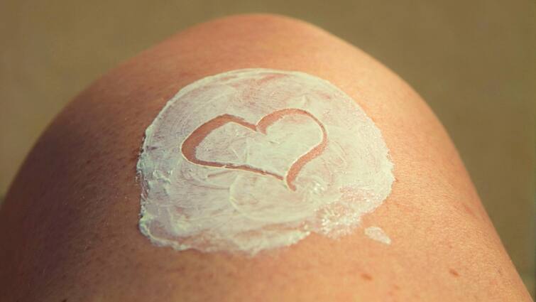 Choose your sunscreen this summer for the best and most healthy skin Summer Skin care : సన్​స్క్రీన్​ను కొనేముందు ఈ జాగ్రత్తలు తీసుకోండి.. లేదంటే దానిని మీరు అప్లై చేసినా వేస్టే
