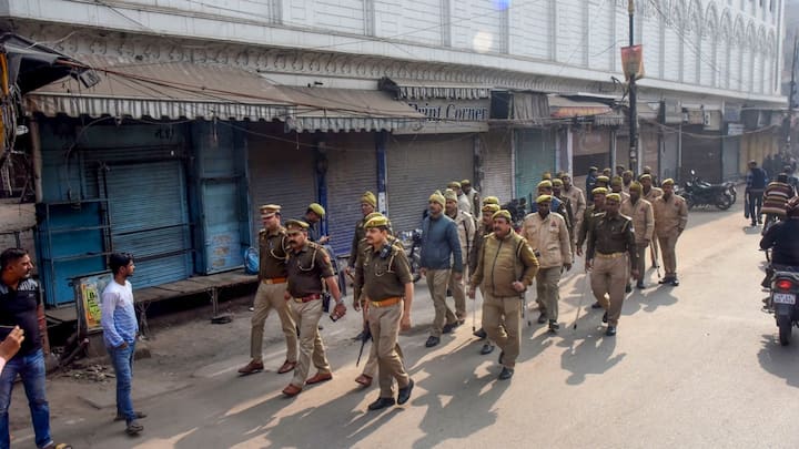 बंद और हड़ताल दोनों में एक जैसे लगते हैं, लेकिन ऐसा नहीं है. जब भी कोई वर्ग काम करना बंद करता है तो उसे हड़ताल कहा जाता है और ऐसा ही बंद में होता है. बंद में भी एक वर्ग किसी प्रदर्शन को लेकर अपनी सहमति देता है.