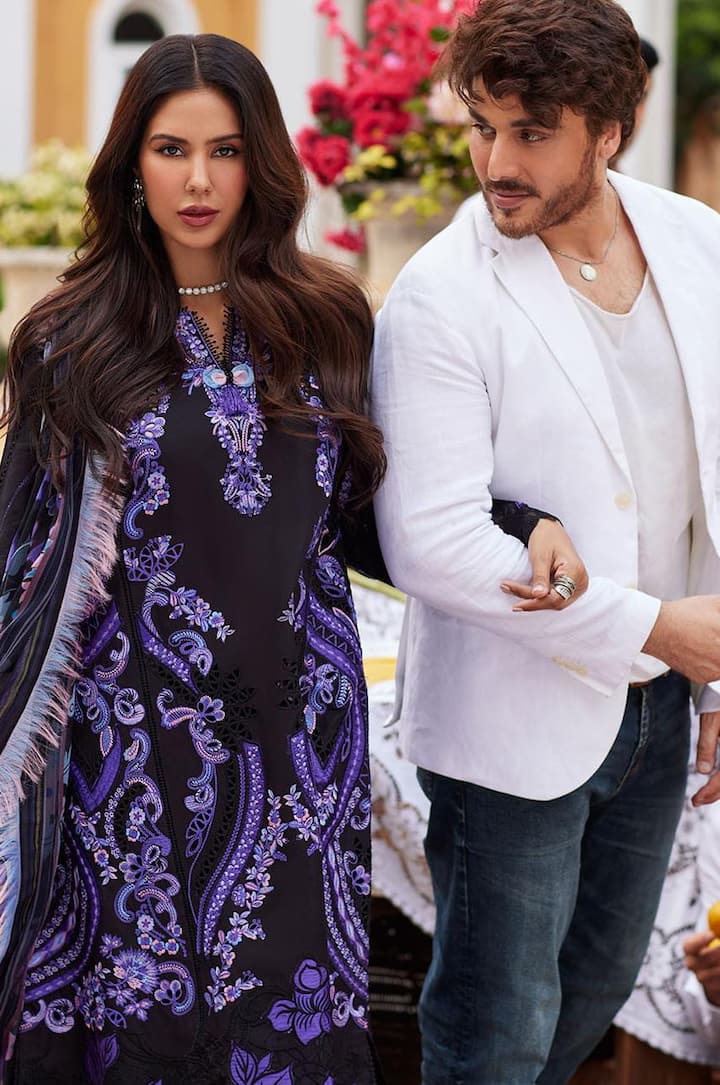 ਦਰਅਸਲ, ਹਾਲ ਹੀ 'ਚ ਸੋਨਮ ਬਾਜਵਾ ਪਾਕਿਸਤਾਨ ਦੇ ਇੱਕ ਮਸ਼ਹੂਰ ਸੂਟਾਂ ਦੇ ਬਰਾਂਡ ਮੁਸ਼ਕ ਕਲੈਕਸ਼ਨ ਲਈ ਮਾਡਲੰਿਗ ਕਰਦੀ ਨਜ਼ਰ ਆਈ।