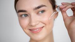 मॉइस्चराइजर और फेस सीरम में से क्या बेस्ट आपके चेहरे के लिए जानें?