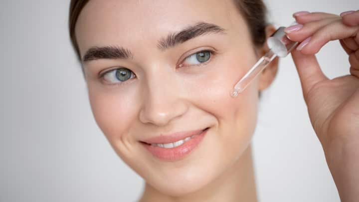 हमें अपनी त्वचा की जरूरतों को पहले समझना होगा और फिर उसके हिसाब से ही प्रोडक्ट चुनना होगा. इसके लिए थोड़ी रिसर्च और समझदारी की जरूरत होती है ताकि हम अपनी त्वचा का अच्छे से ख्याल रख सकें.